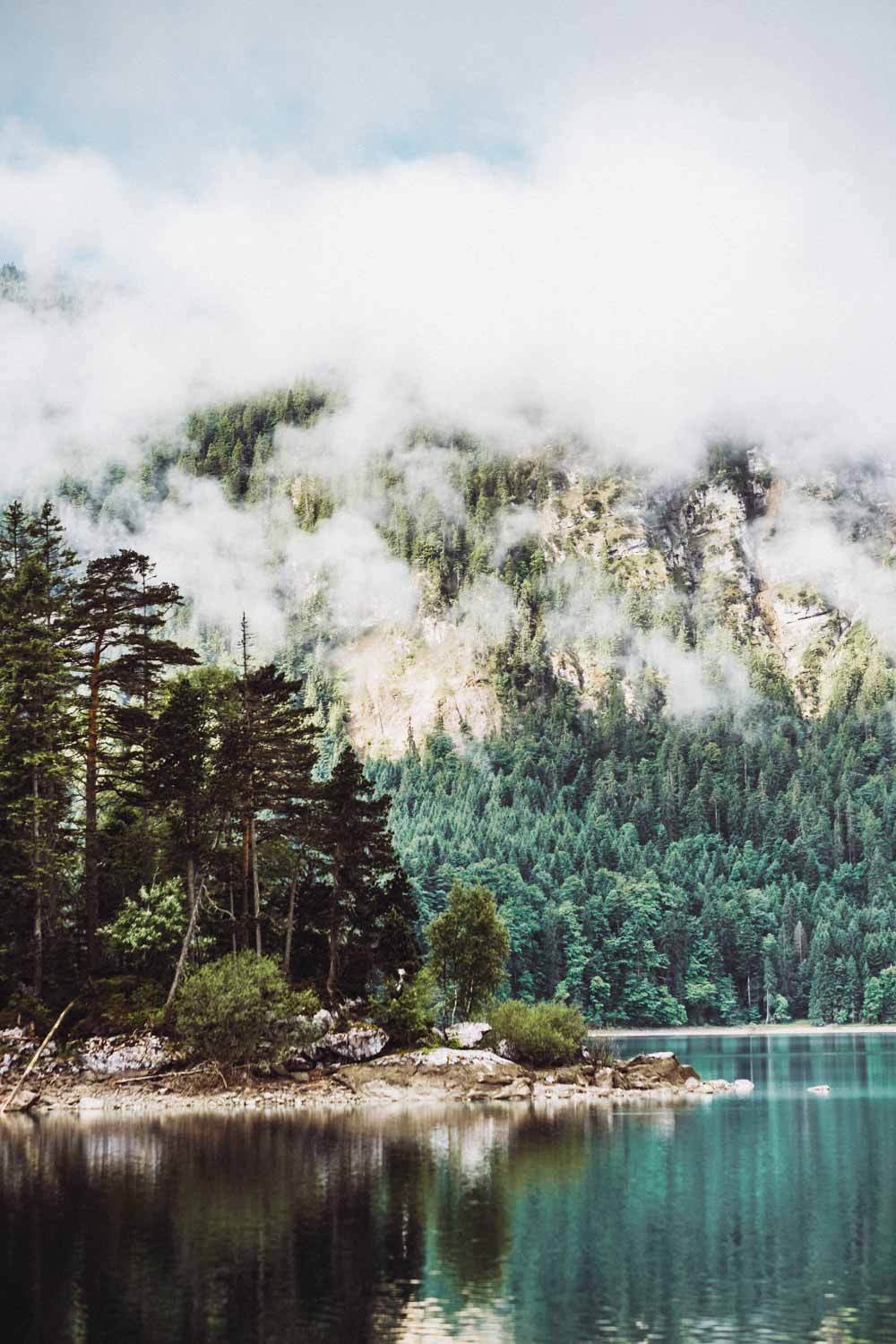 Die Sasseninsel vor lichtdurchfluteten Wolken