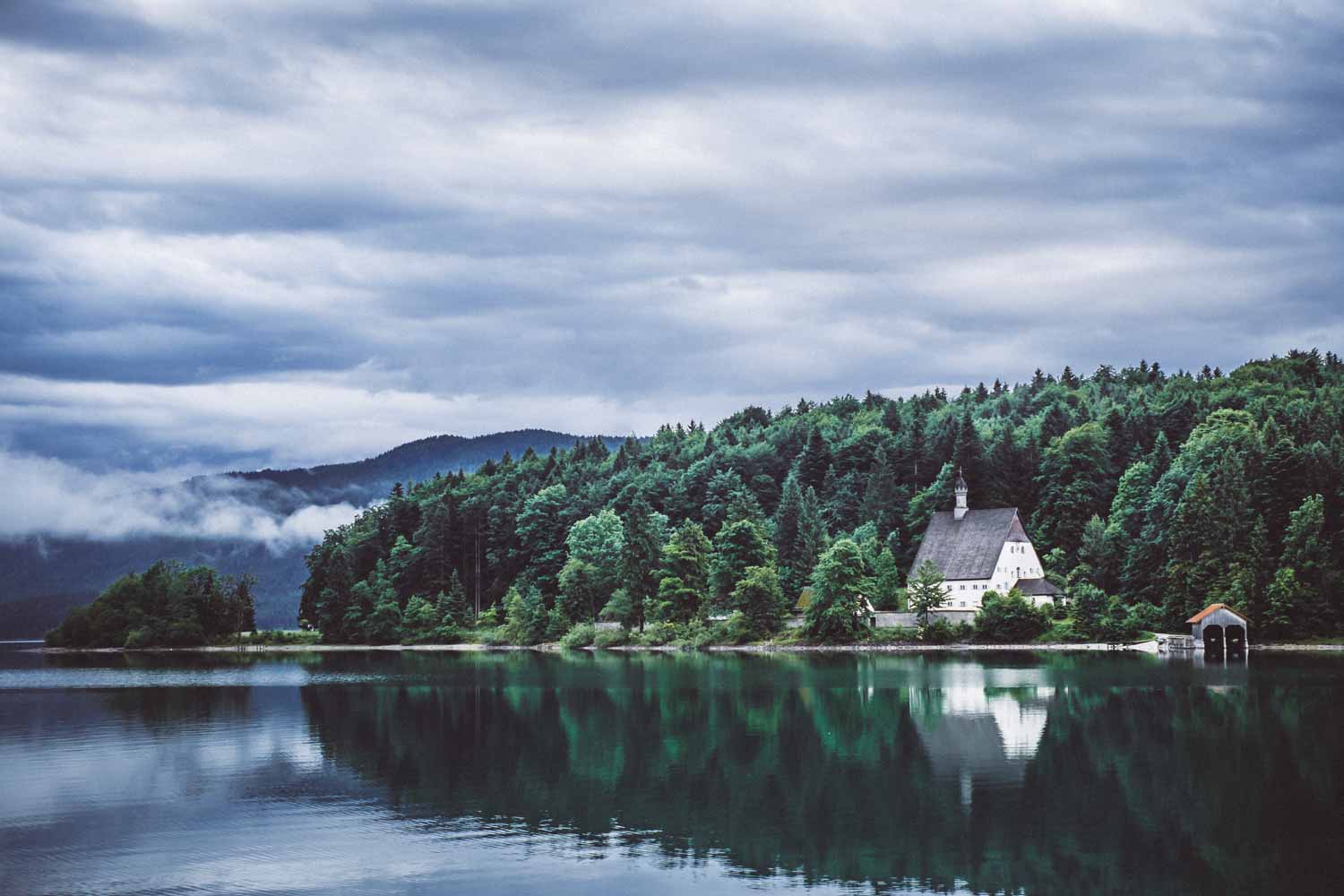 Immer noch eine dicke Wolkendecke am Walchensee