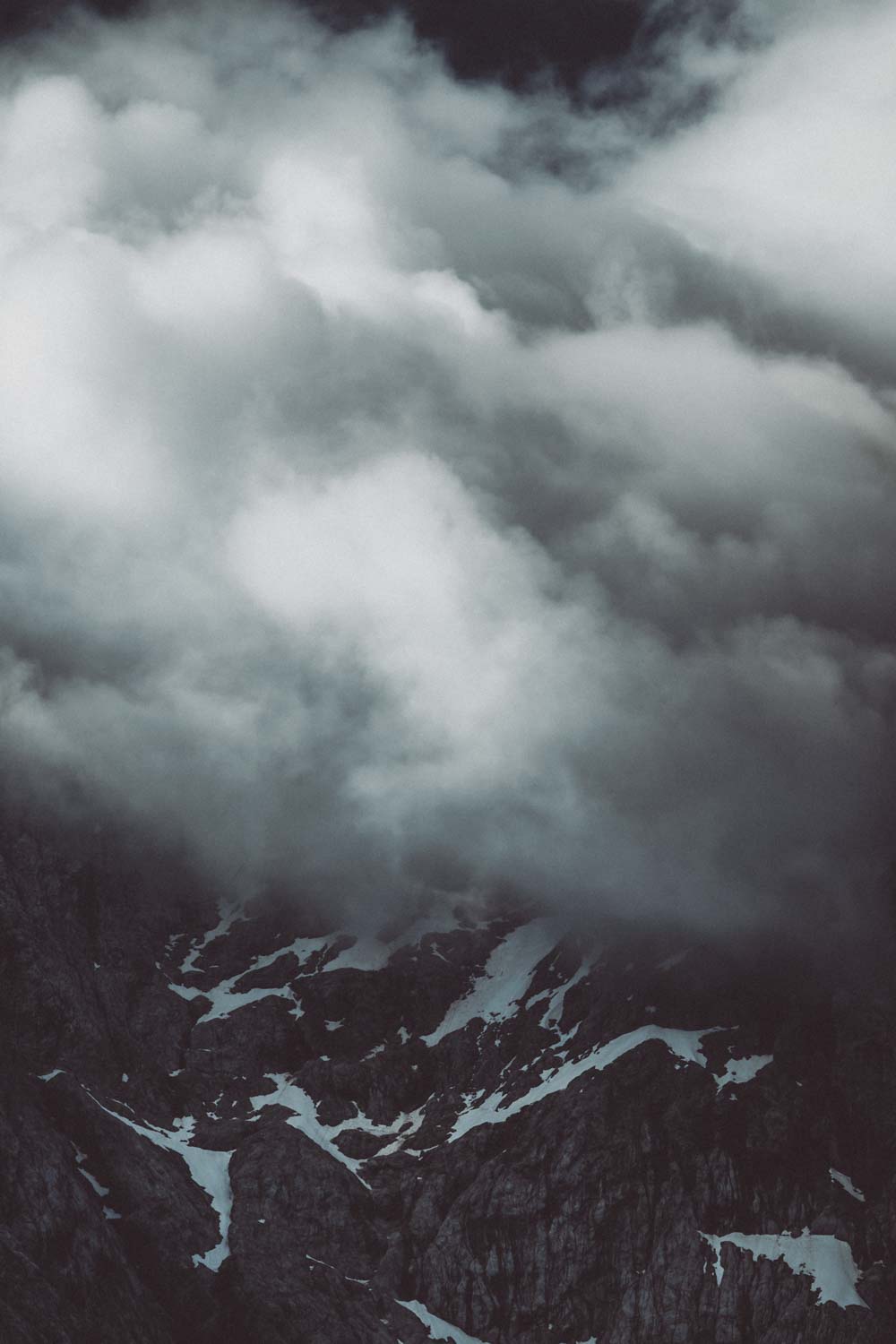 Die Wolken haben den Gipfel eingenommen