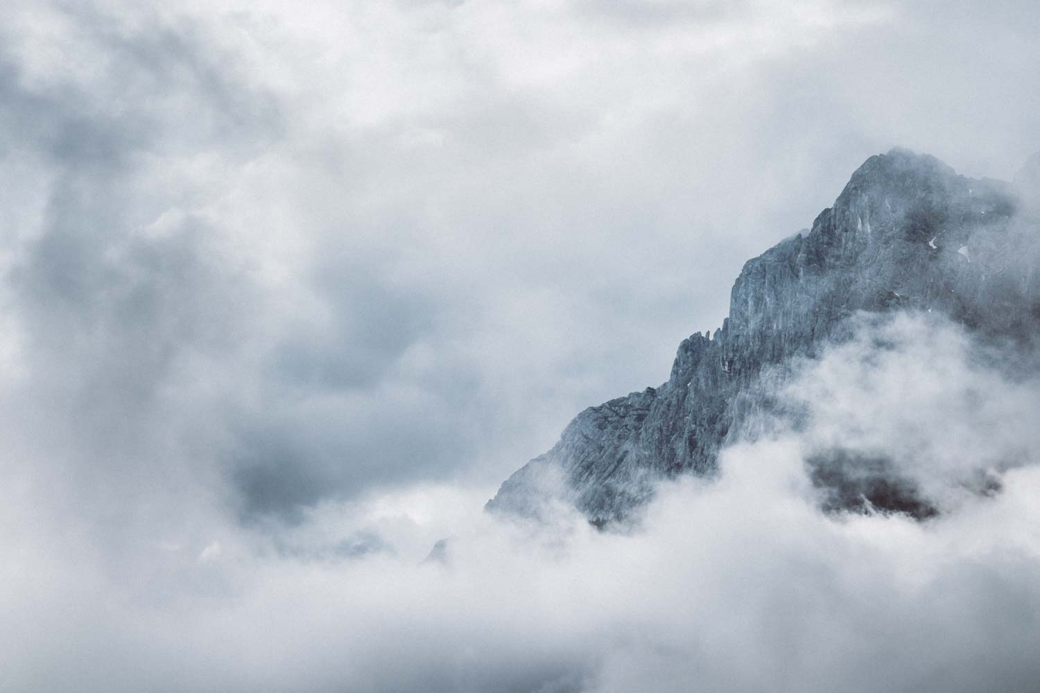 Die Gipfel rund um die Zugspitze wurden von den Wolken förmlich verschlungen
