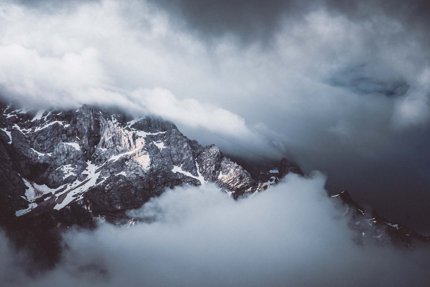 Licht spielen an den felsigen Hängen