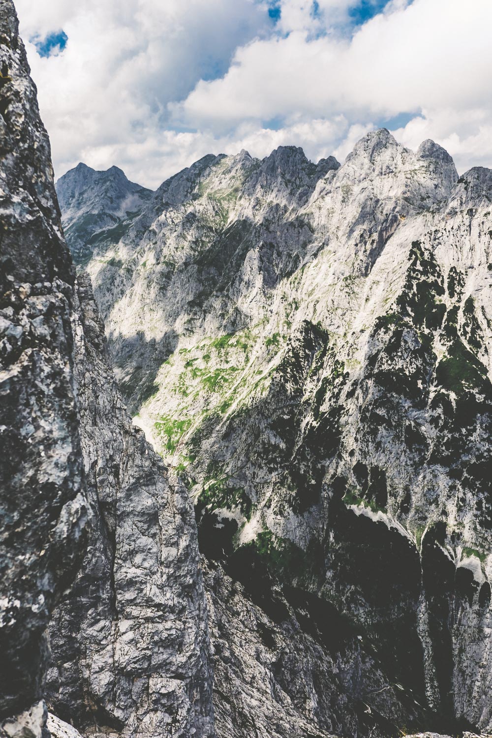 Die Wolken zeichnen Schatten auf den Bergflanken