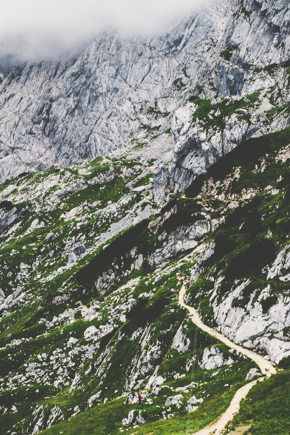Die Wanderwege schlängeln sich durch das Gebirge