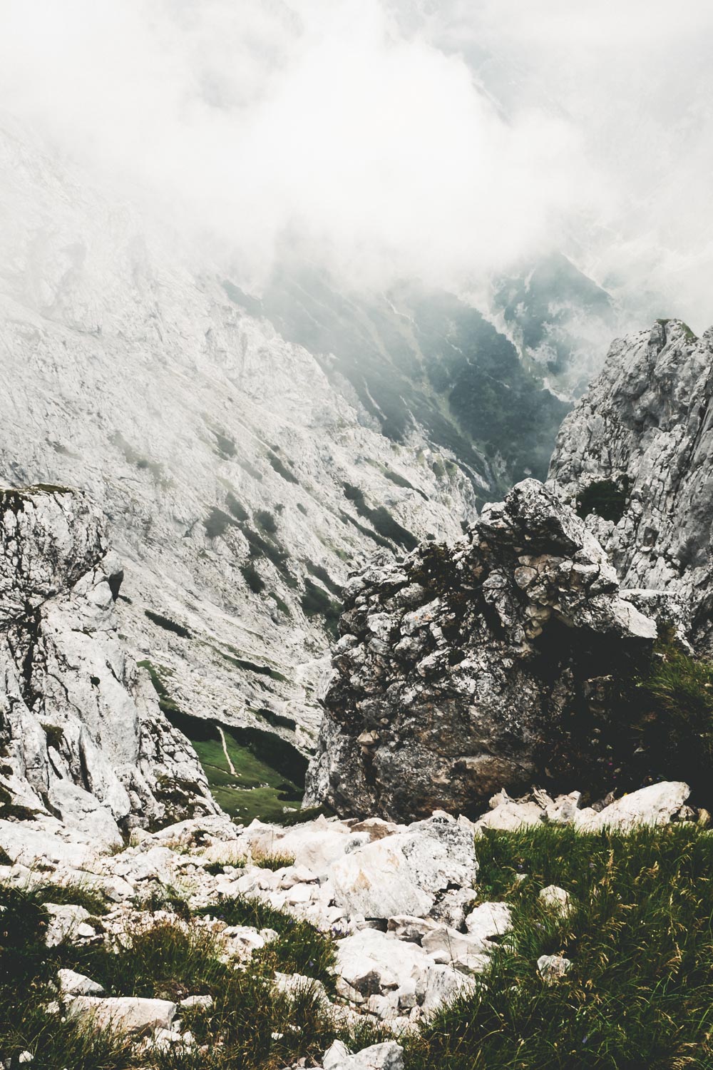 Der Blick hinab ins wolkenverhangene Höllental 