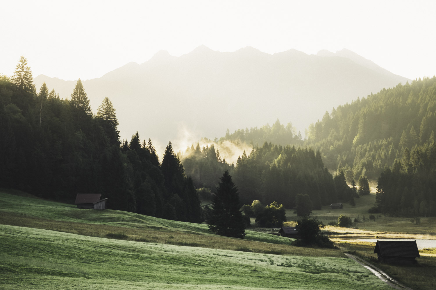 Blick auf die sanften Hügel oberhalb des Sees