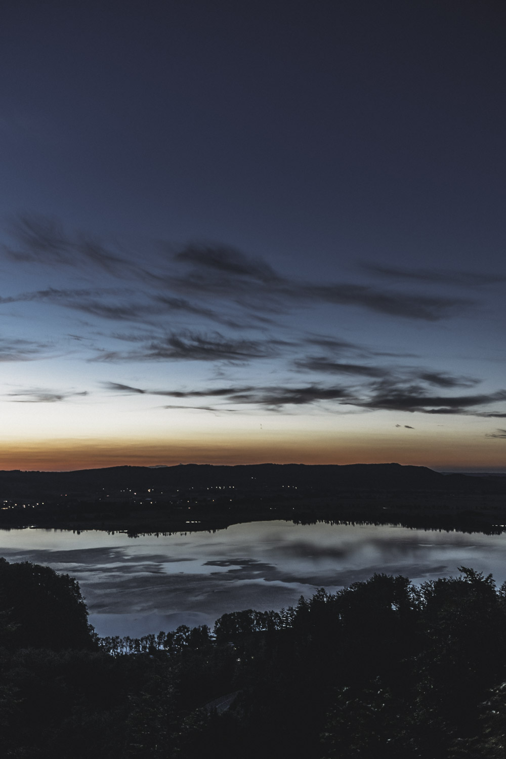 Die anbrechende Nacht oberhalb des Kochelsees