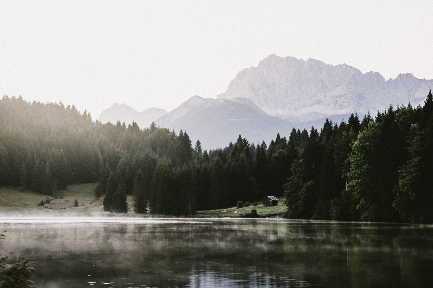 Nebel zieht über den See