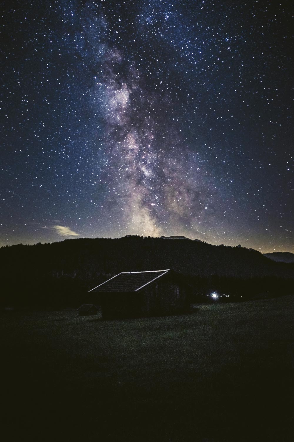 Die Milchstraße steigt über den Alpen empor