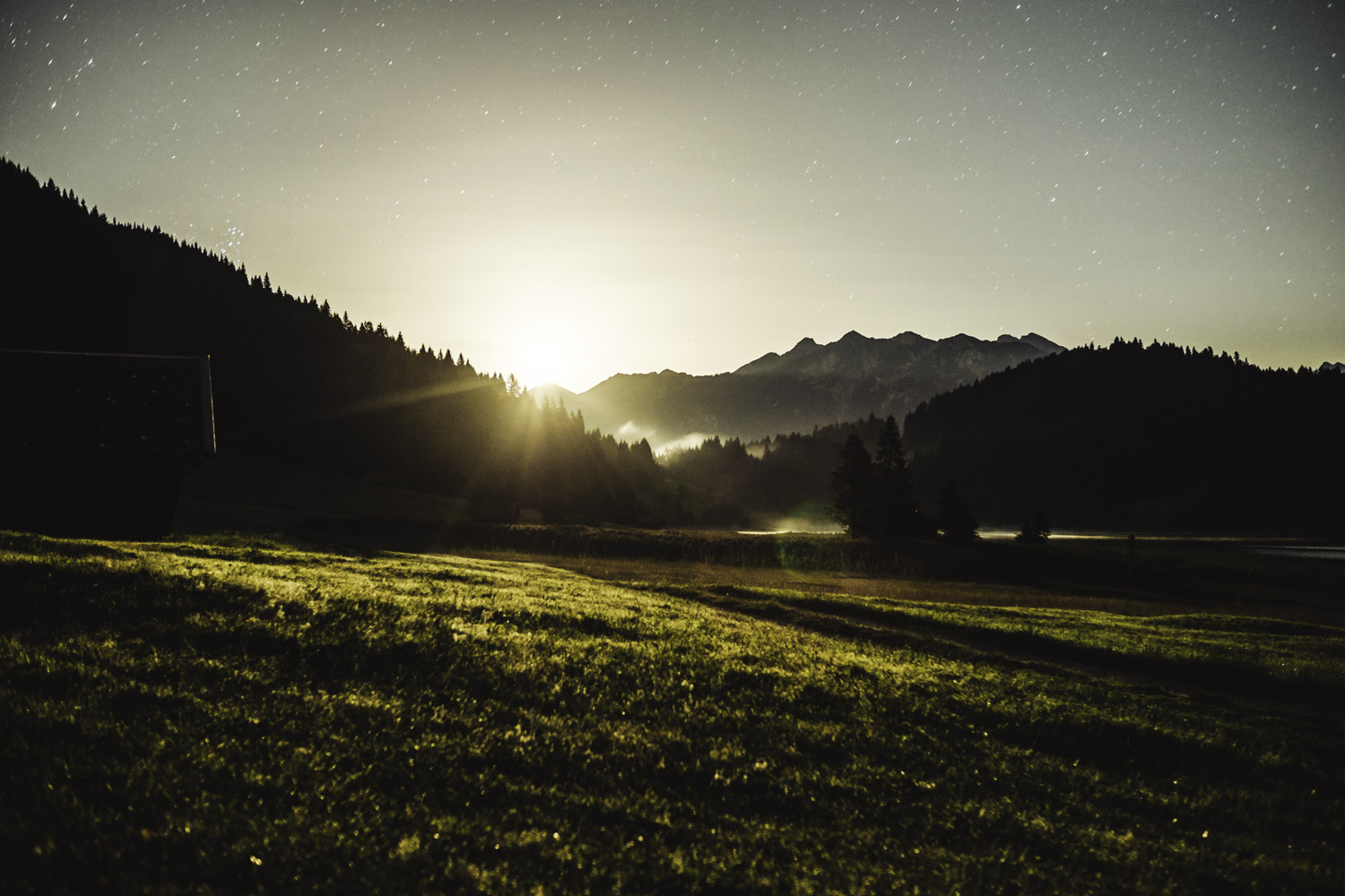 Der Mondaufgang erhellt die Nacht