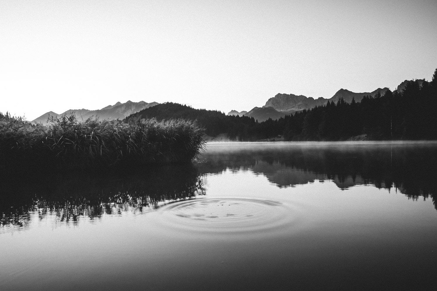 Kleine Wellen mit perfekter Spiegelung