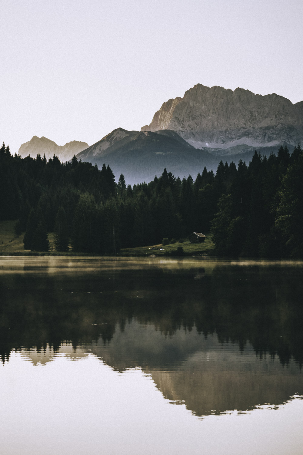 Die Morgensonne taucht die Berge in weiches und sanftes Licht