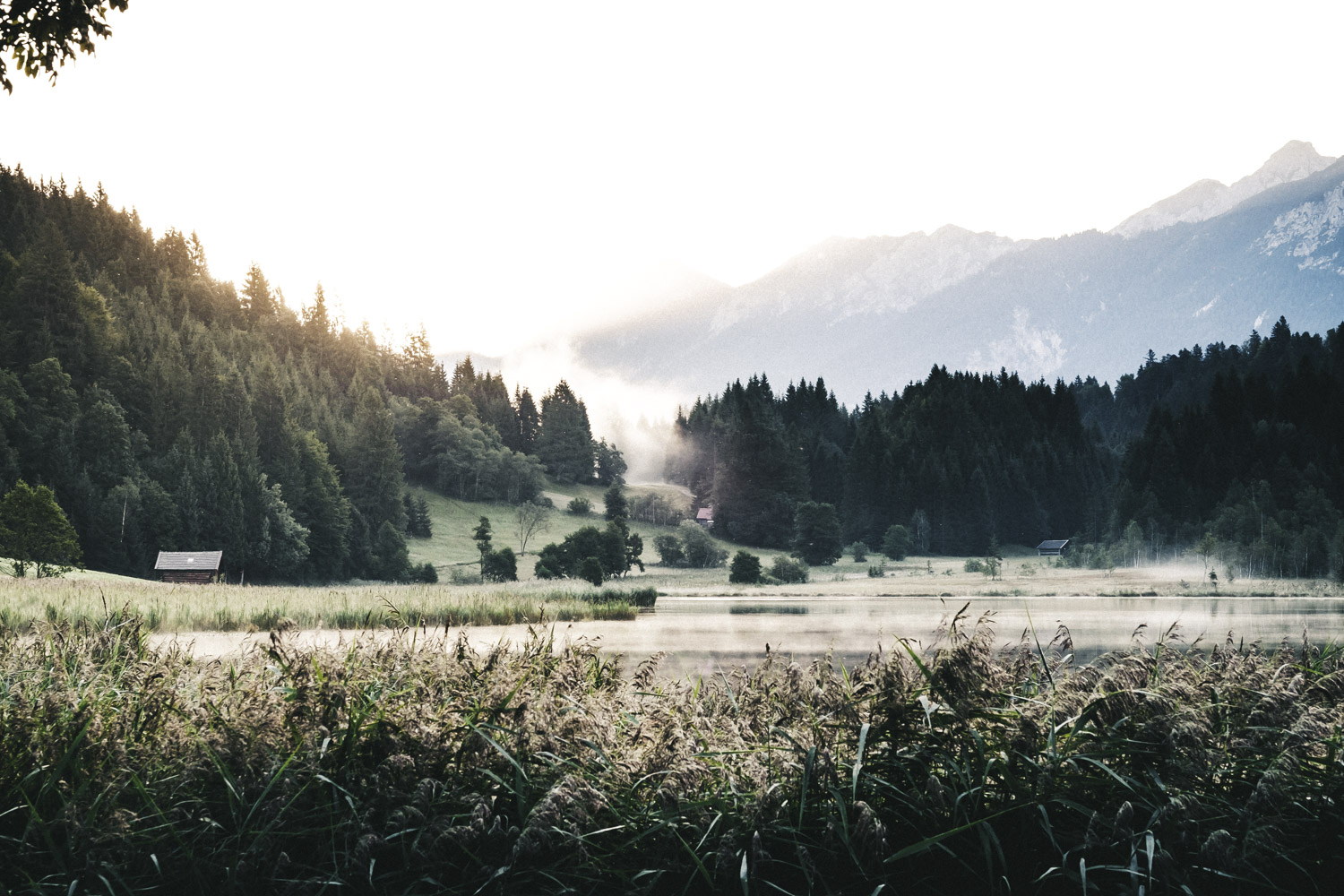 Die Sonne steigt die Hügel entlang