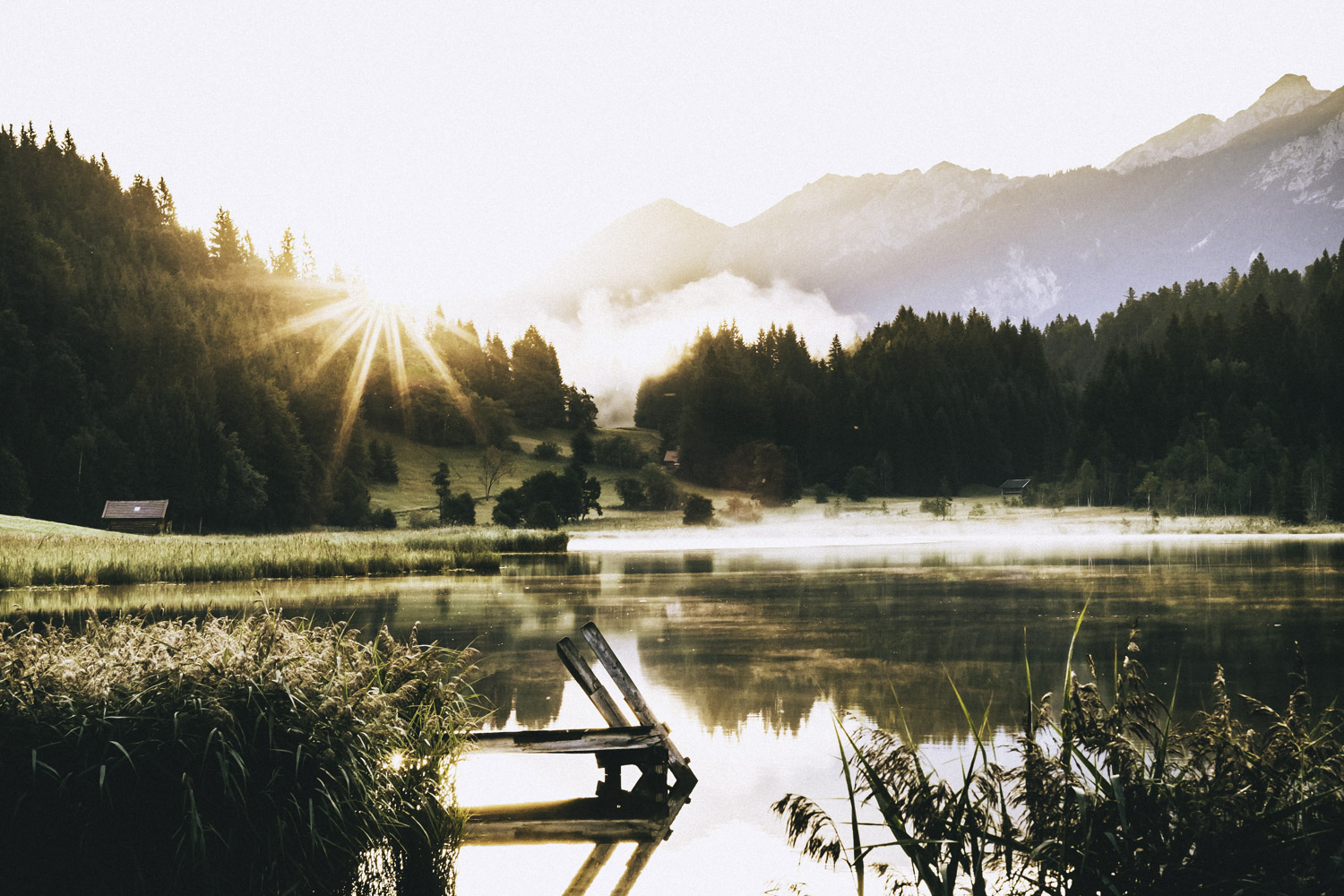 Ein kleiner Holzsteg komplettiert die Szene