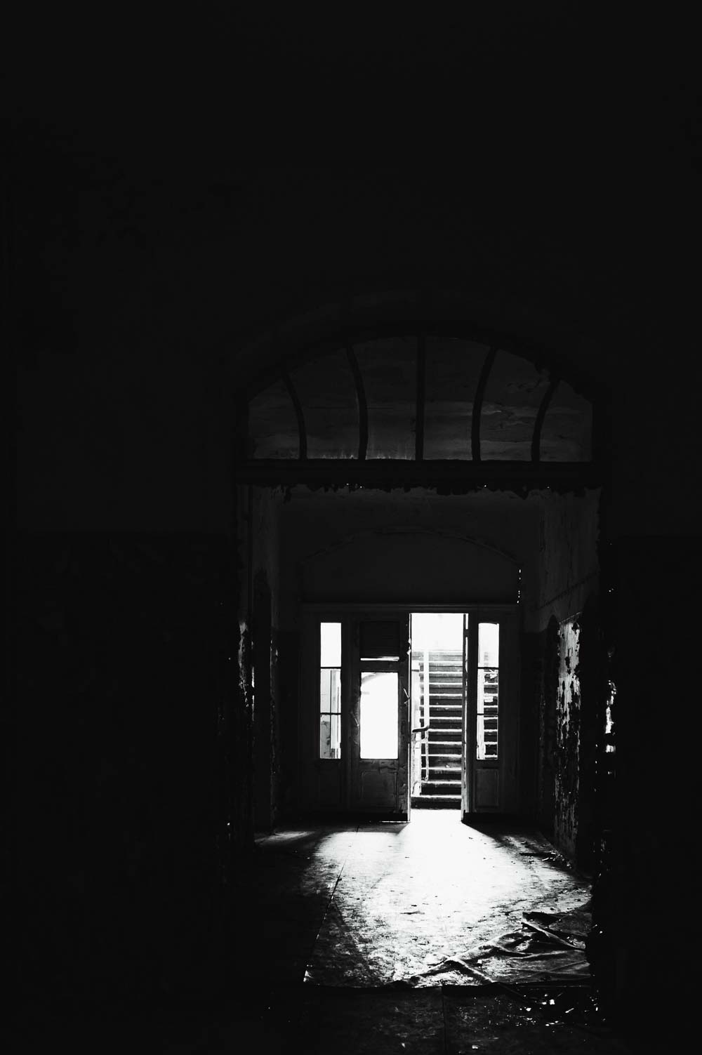 Blick einen der langen Flure zu einem der Treppenhäuser