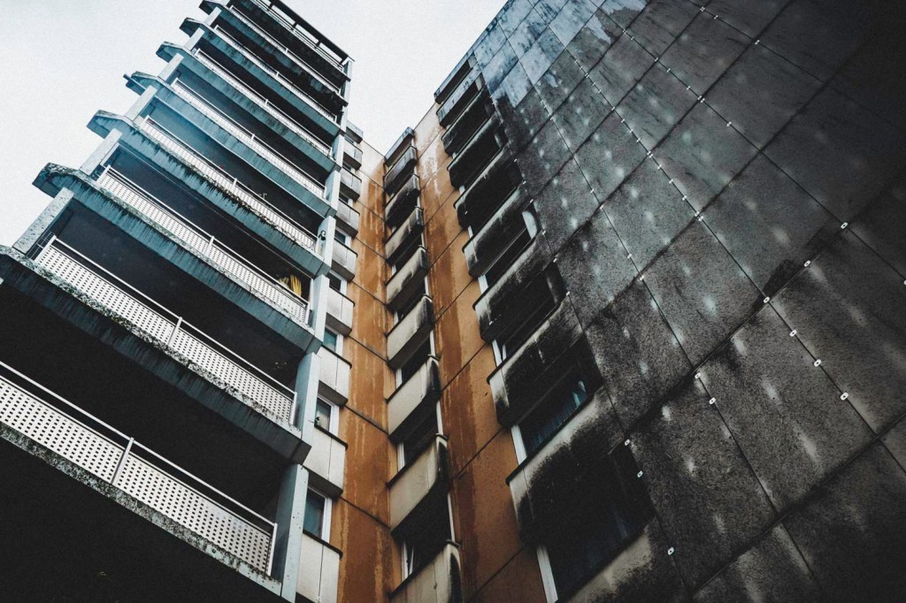 Orange versucht die graue Monotonie zu durchbrechen, vergebens