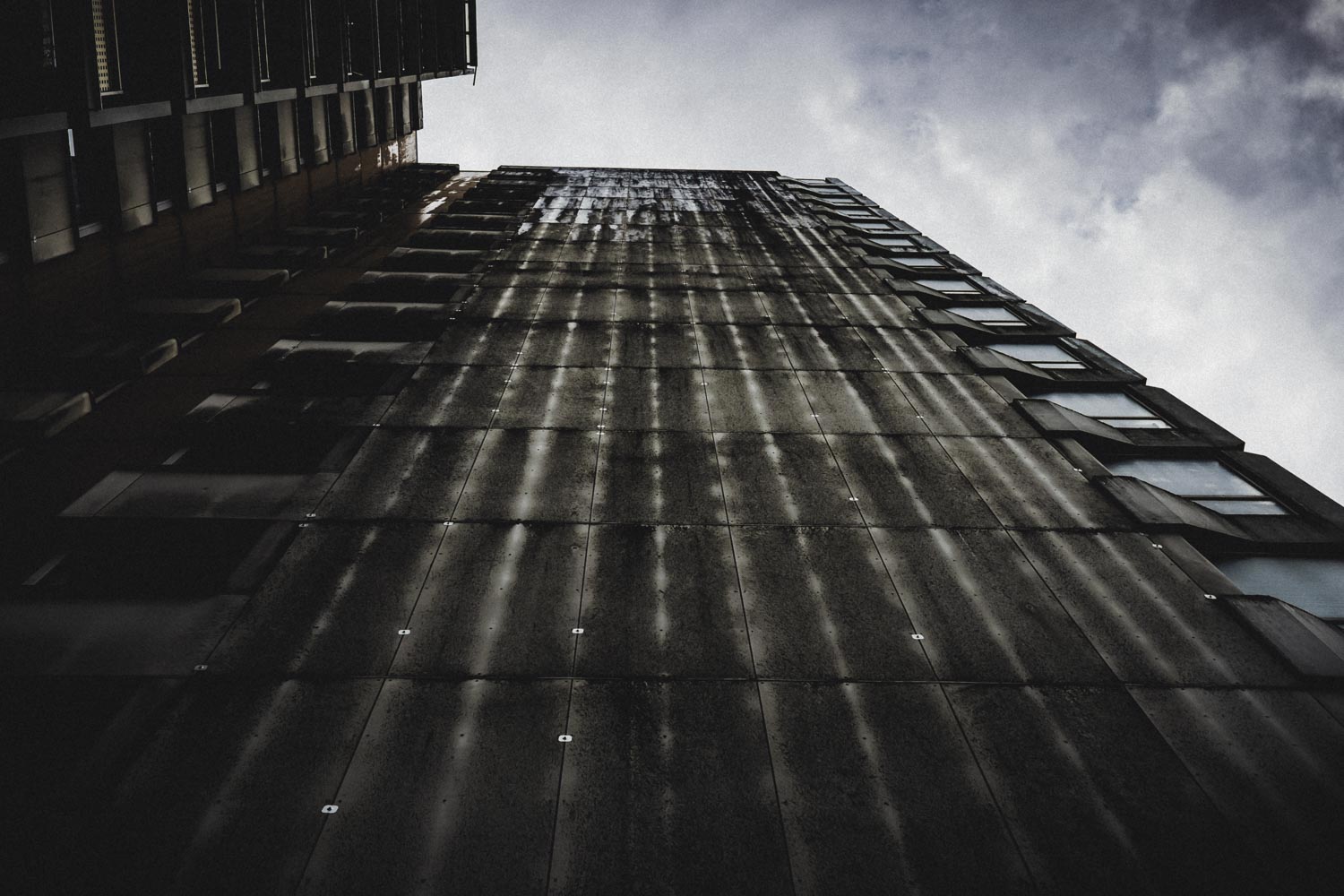 Graue Fassaden unter grauem Himmel