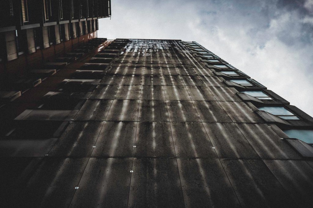 Graue Fassaden unter grauem Himmel