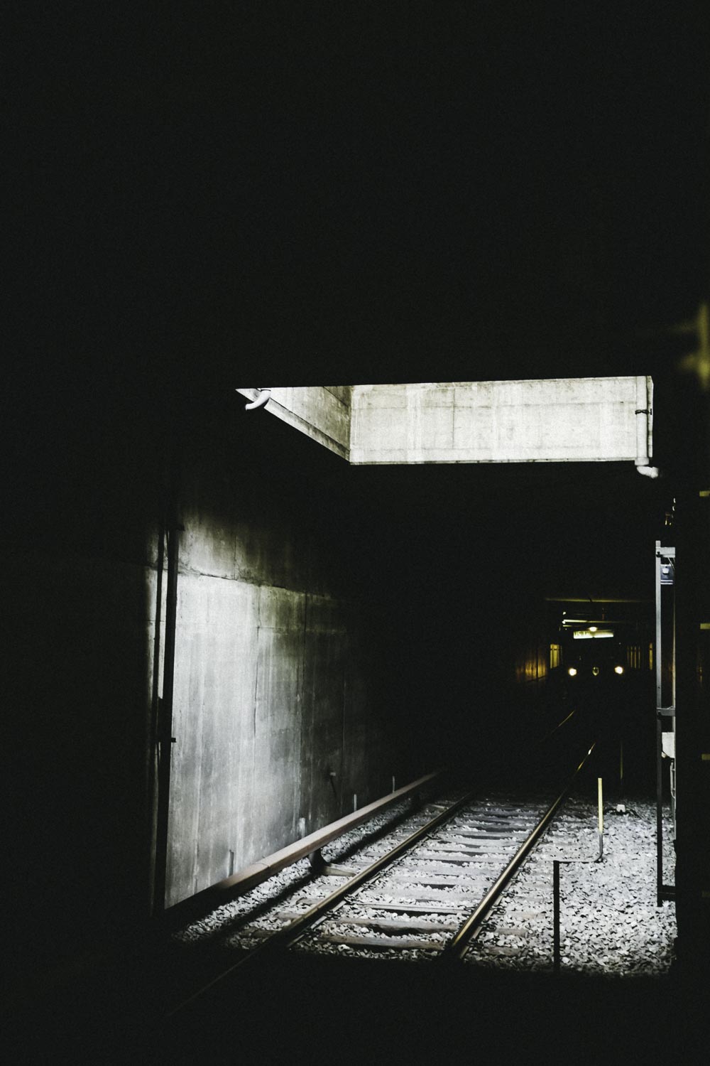 Die einfahrende U-Bahn durchbricht die Dunkelheit.
