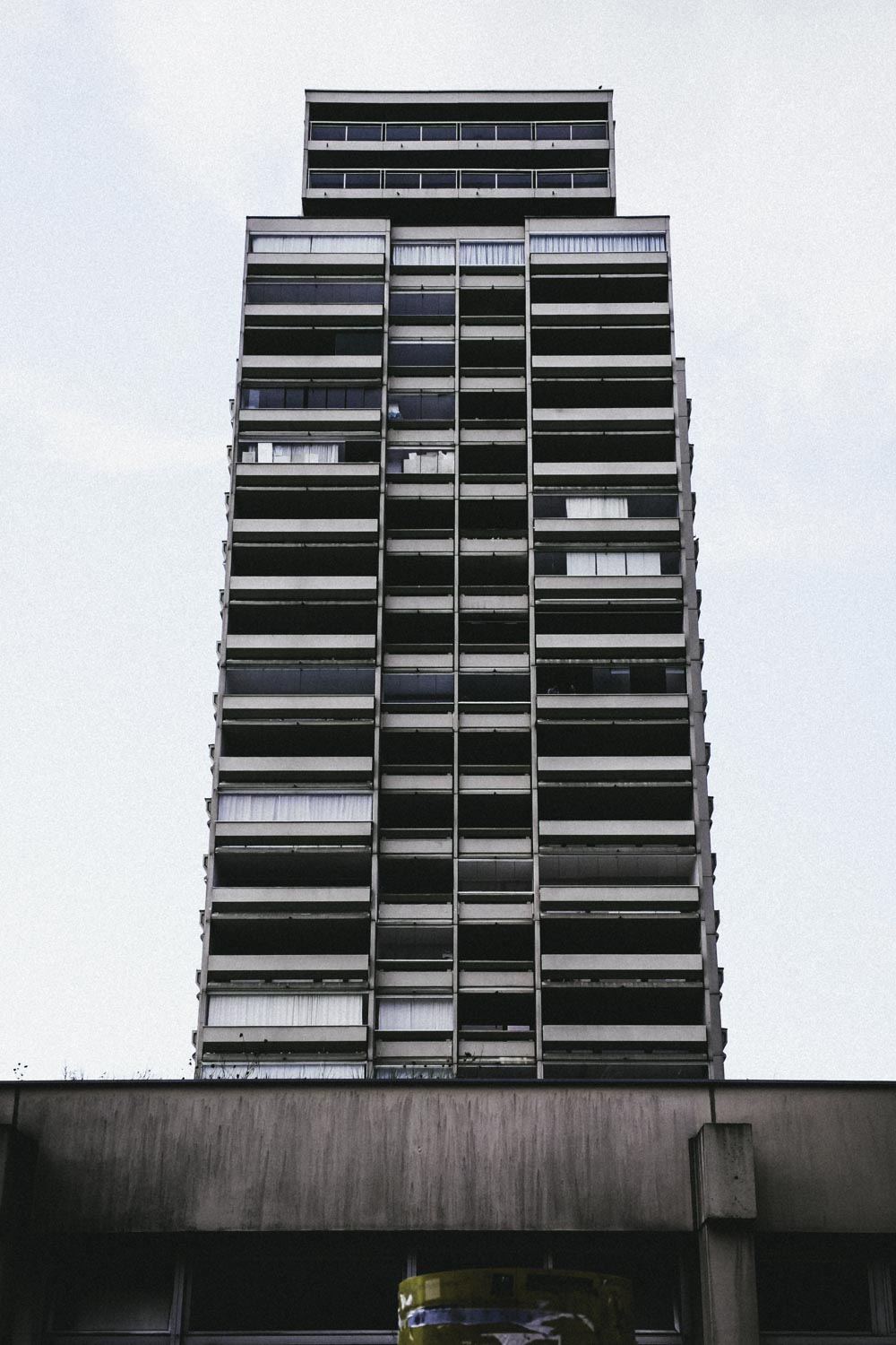 Eine andere Art der Monotonie, dominiert von großen Balkonen