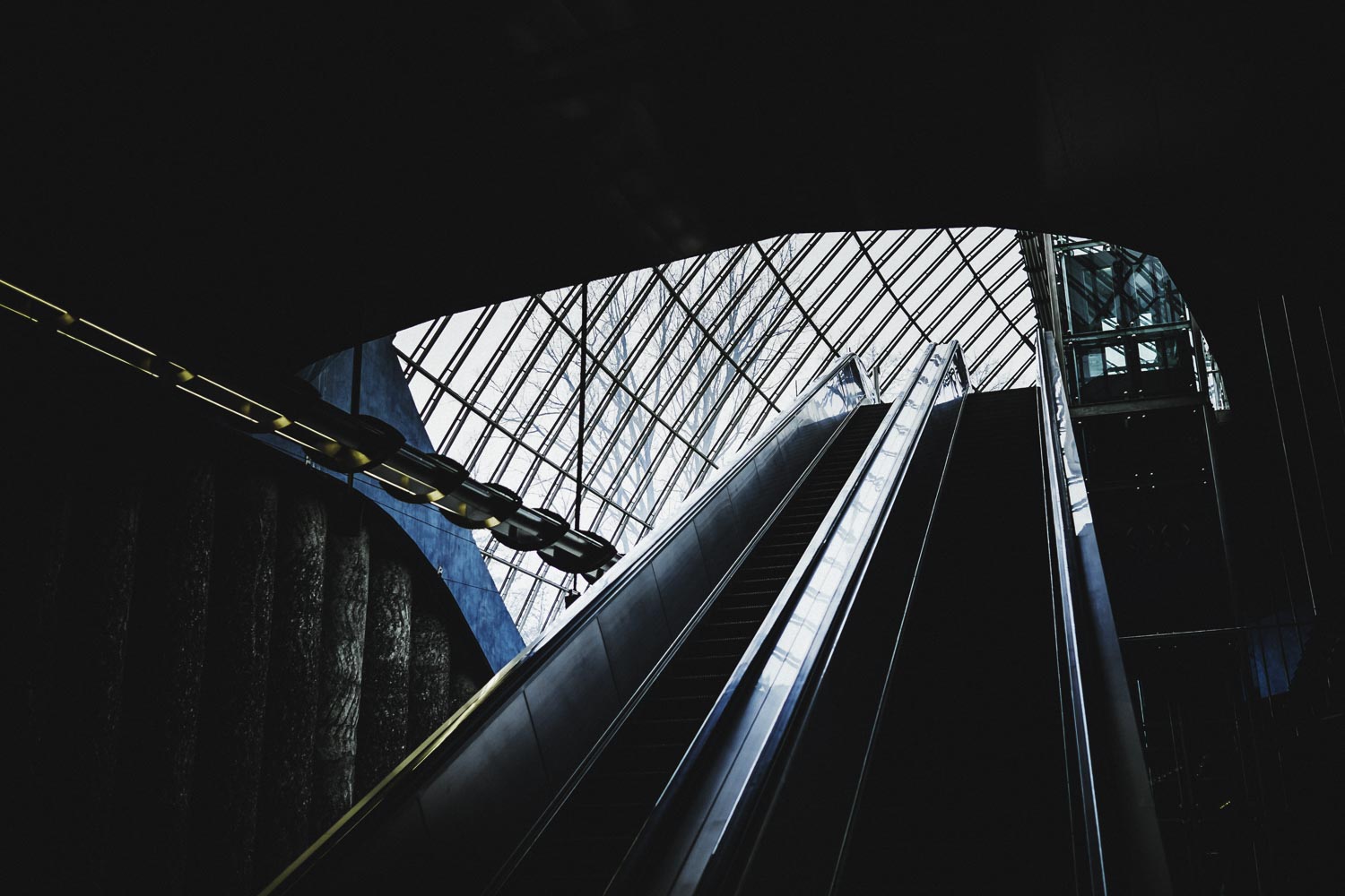 Tageslicht fällt die Rolltreppen hinab auf den Bahnsteig