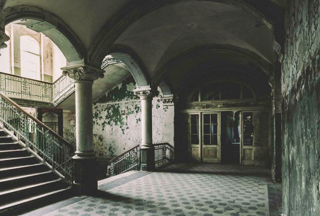 Der seitliche Blick in das Treppenhaus eröffnet nochmal ein tolle Perspektive mit viel Licht und Schatten.