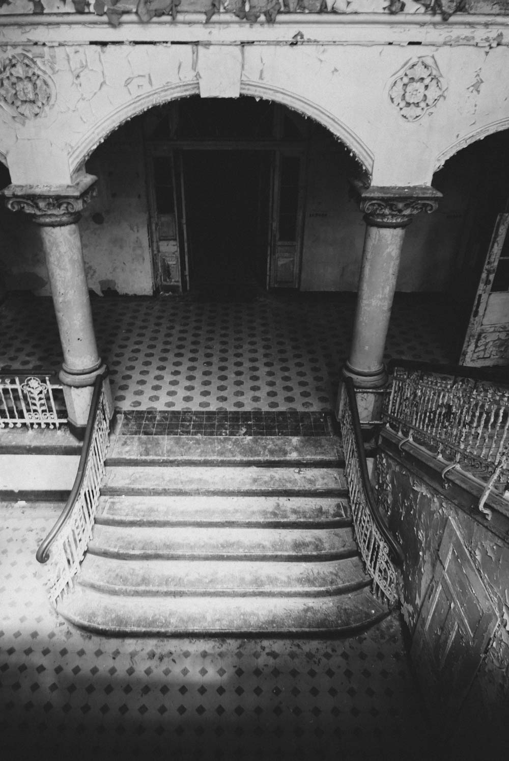 Der Blick hinab in den Eingangsbereich. Die Treppenstufen sind flach und breit.