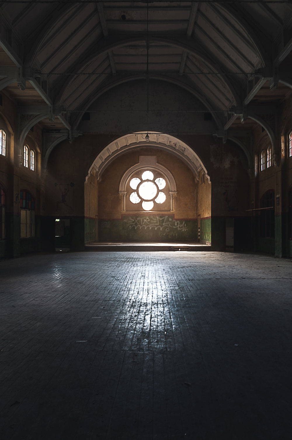 Licht fällt durch das große Fenster in den alten Speisesaal