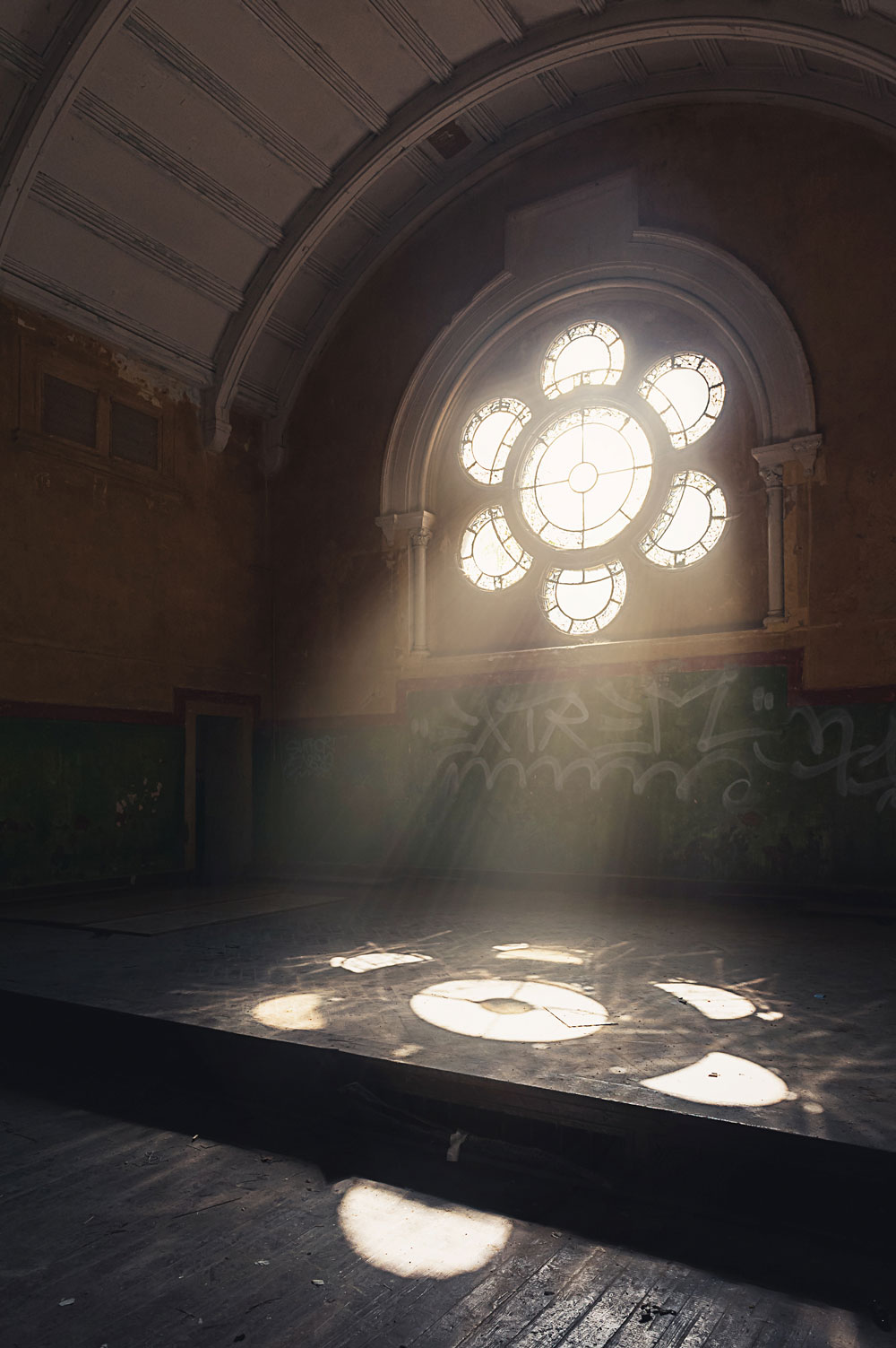 Licht fällt durch das große Rosettenfenster am Ende des Saales. Die Stimmung wurde mit Photoshop noch etwas verstärkt.