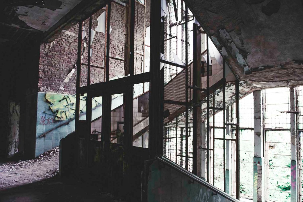 Die helle und breite Haupttreppe ist fast vollständig mit Putz von den Wänden und der Decke bedeckt.