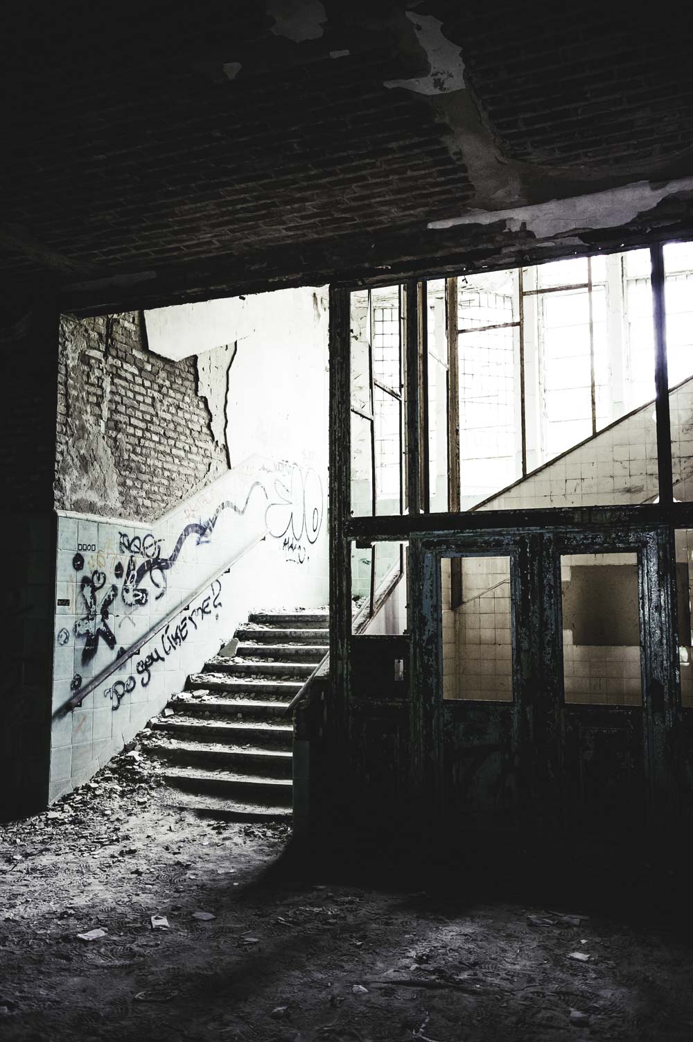 Der große Aufzug samt Treppe prägt den Eingangsbereich.