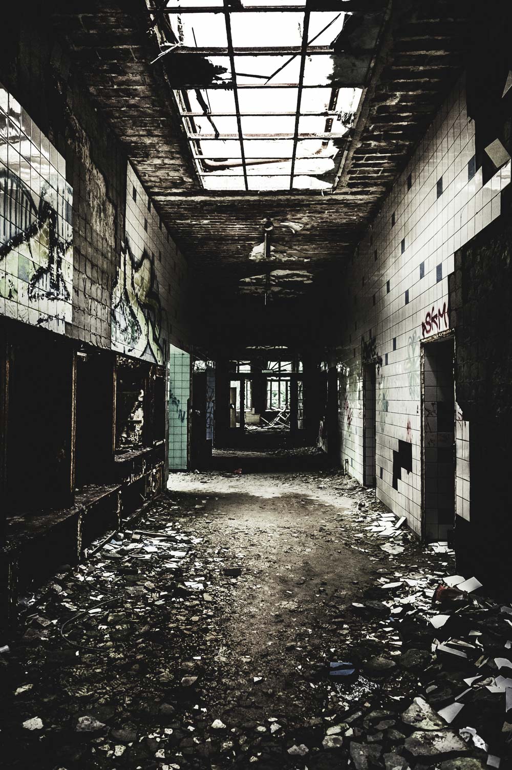 Der lange Gang hinter den OB-Sälen wird durch Oberlichter erhellt