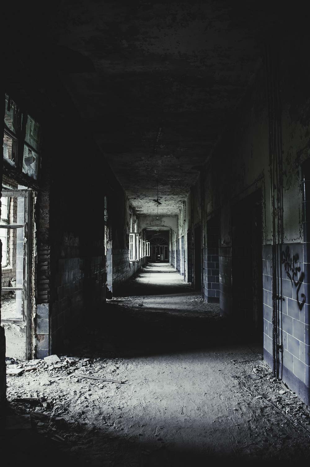 Licht und Schatten wechseln sich in den langen Gängen harmonisch ab