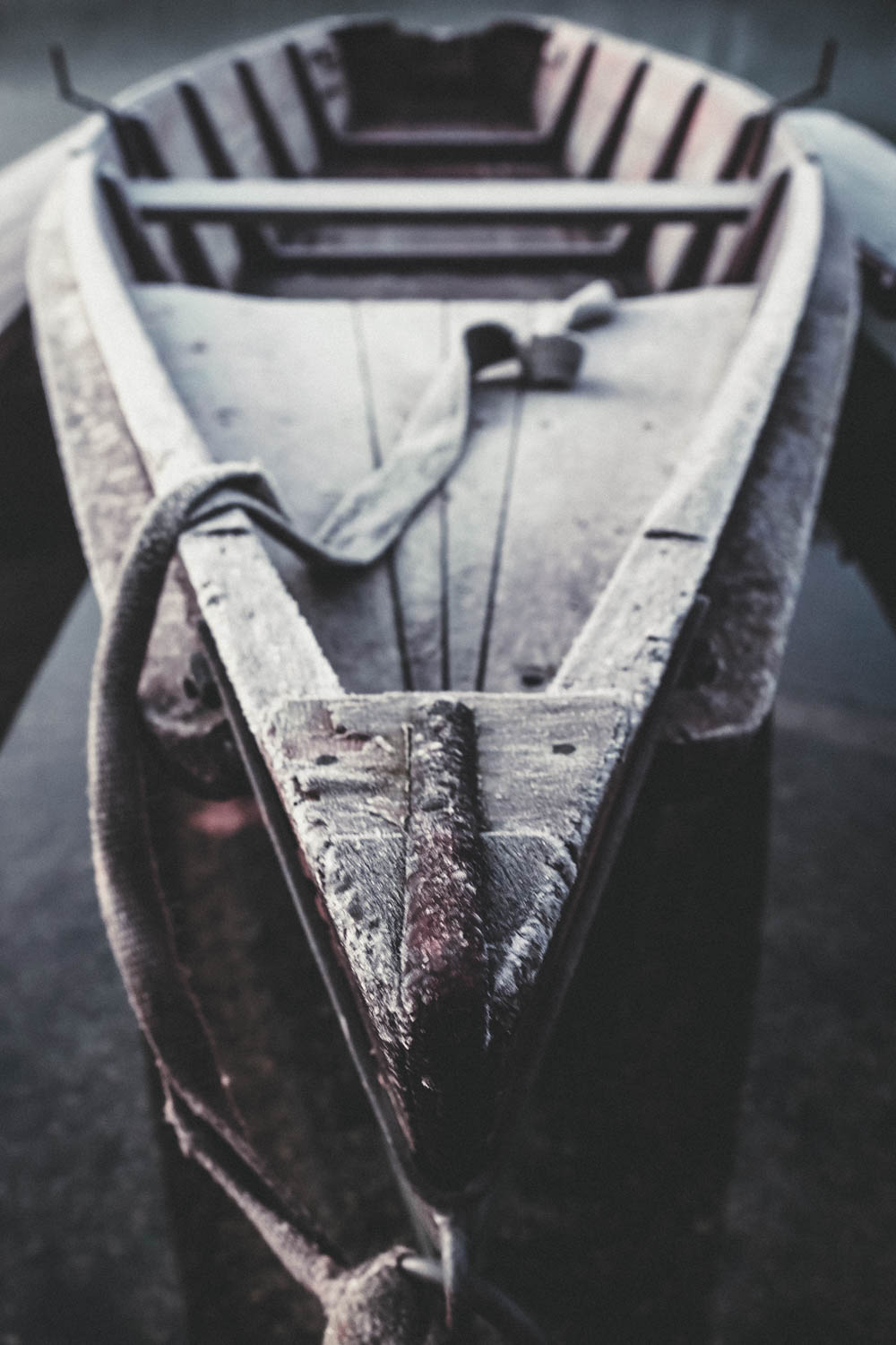 Das mit Reitbedeckte Boot liegt ruhig am Steg. Der Reif verleiht dem Holz zusätzlich noch mehr Charakter.