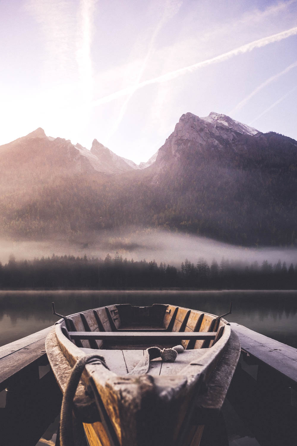 Die gewünschte Komposition aus Boot und Bergen. Das Licht und die Nebelschwaden sorgen für ein tolle Atmosphäre.