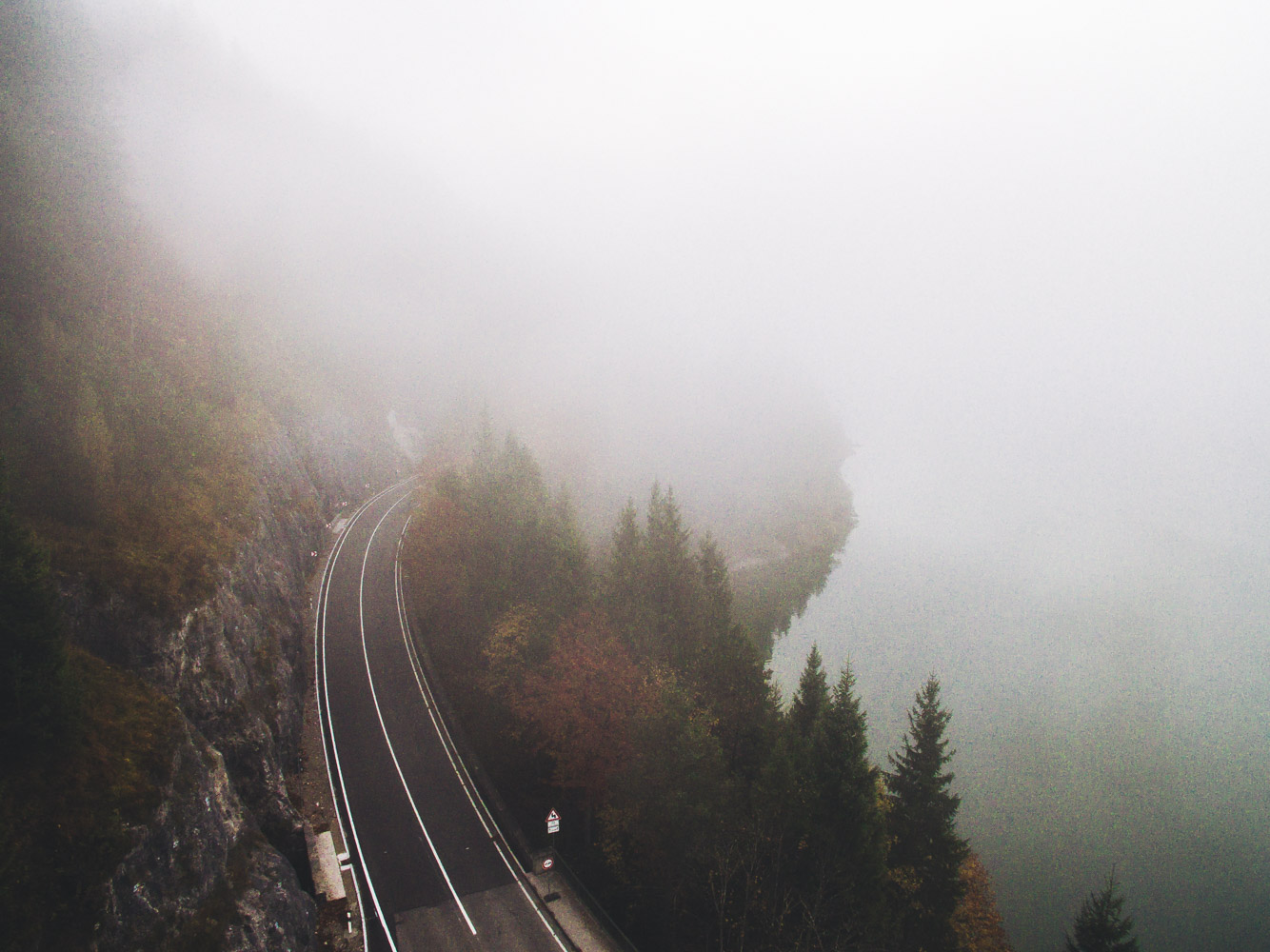 Auch in der anderen Richtung ein ähnliches Bild. Nebel verhüllt die Straße entlang der steilen Hänge.