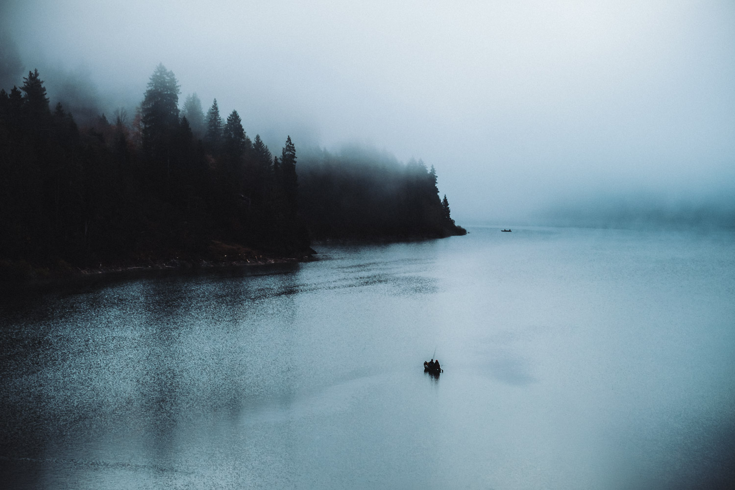 Angler in mitten des Sees. Der Nebel sorgte für eine sehr mystische Stimmung.