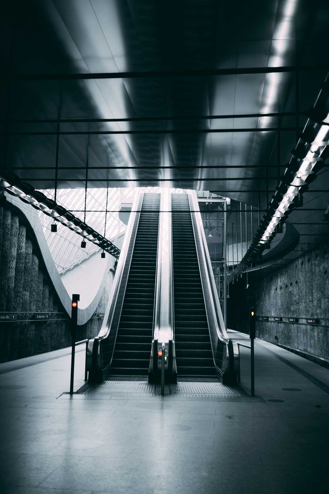 Die Rolltreppen führen hinunter auf den mit Tageslicht durchfluteten Bahnsteig.