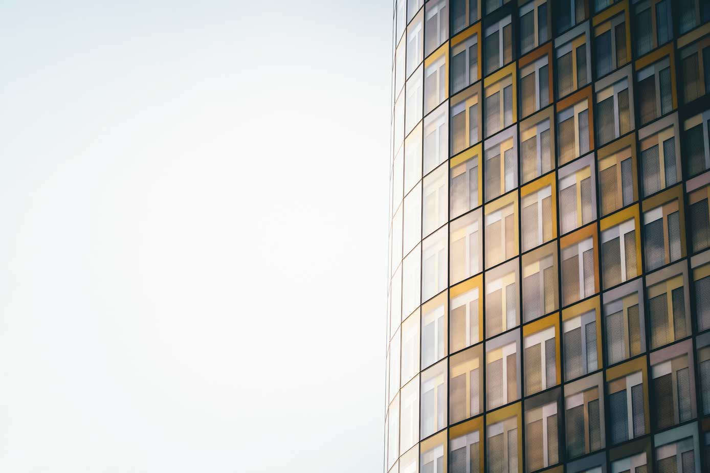 Die bunte Fassade des Gebäudes leuchtet in der Abendsonne.