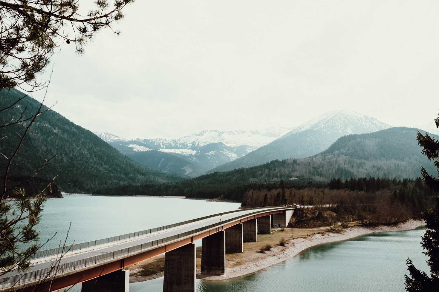 Der Sylvensteinsee und seine markante Brücke.