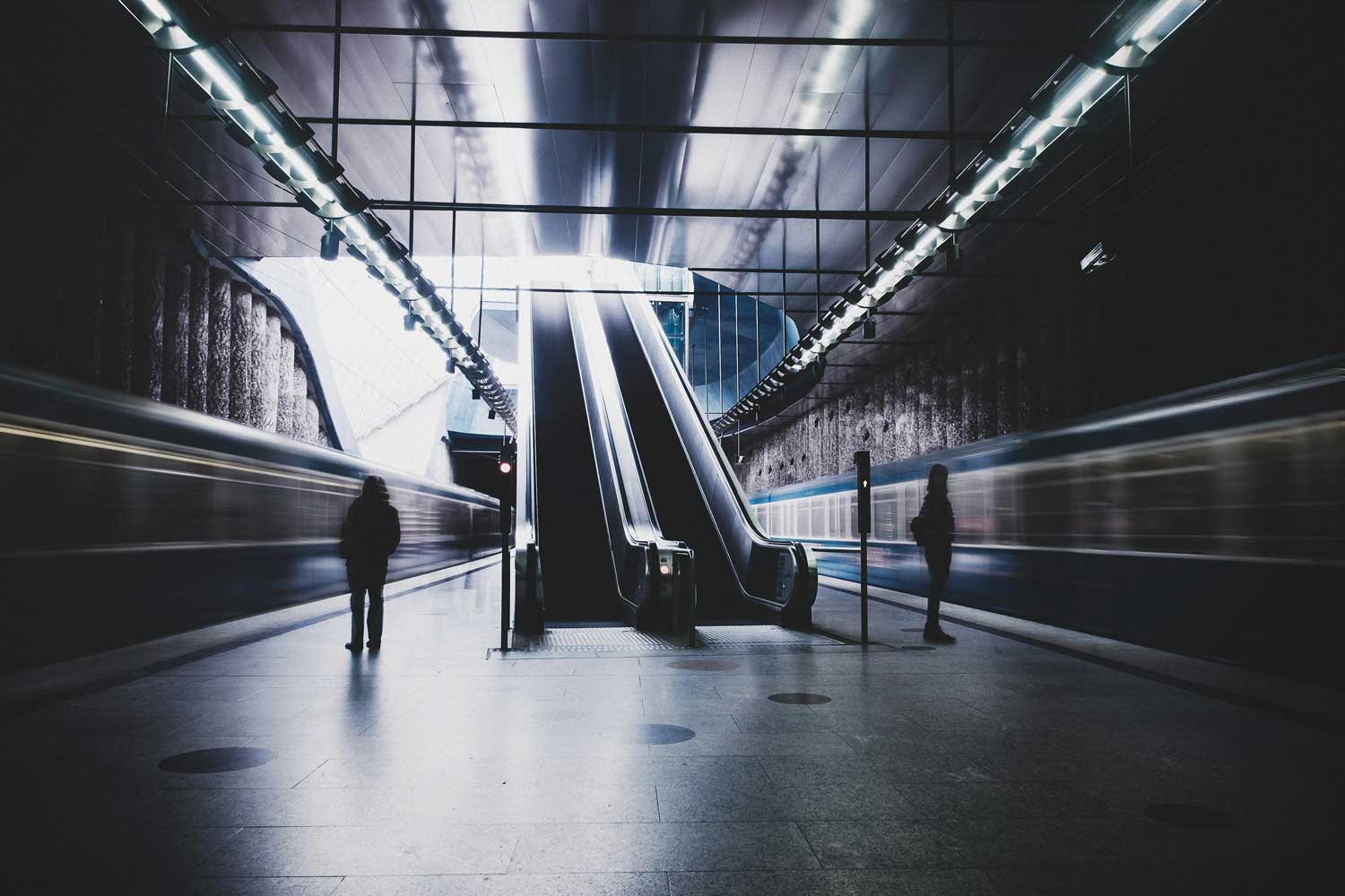 Eine Kombination aus mehreren Langzeitbelichtungen lässt die warteten Menschen wie Geister erscheinen.