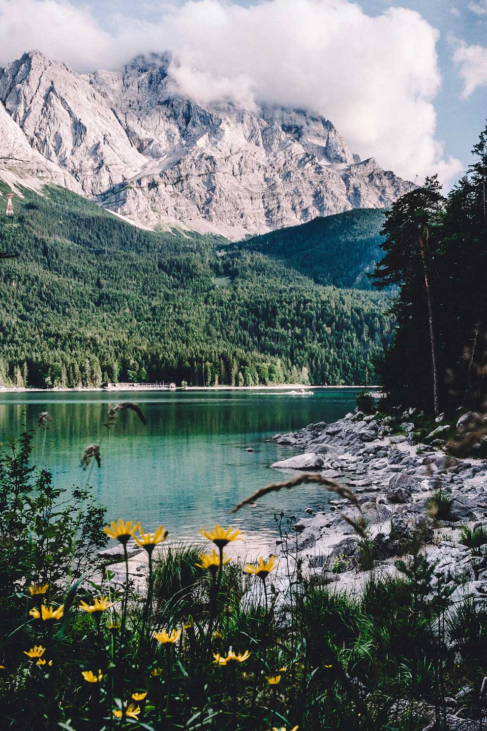 Der Sommer in den Bergen. Wolken stauen sich an den Gipfeln rund um die Zugspitze.