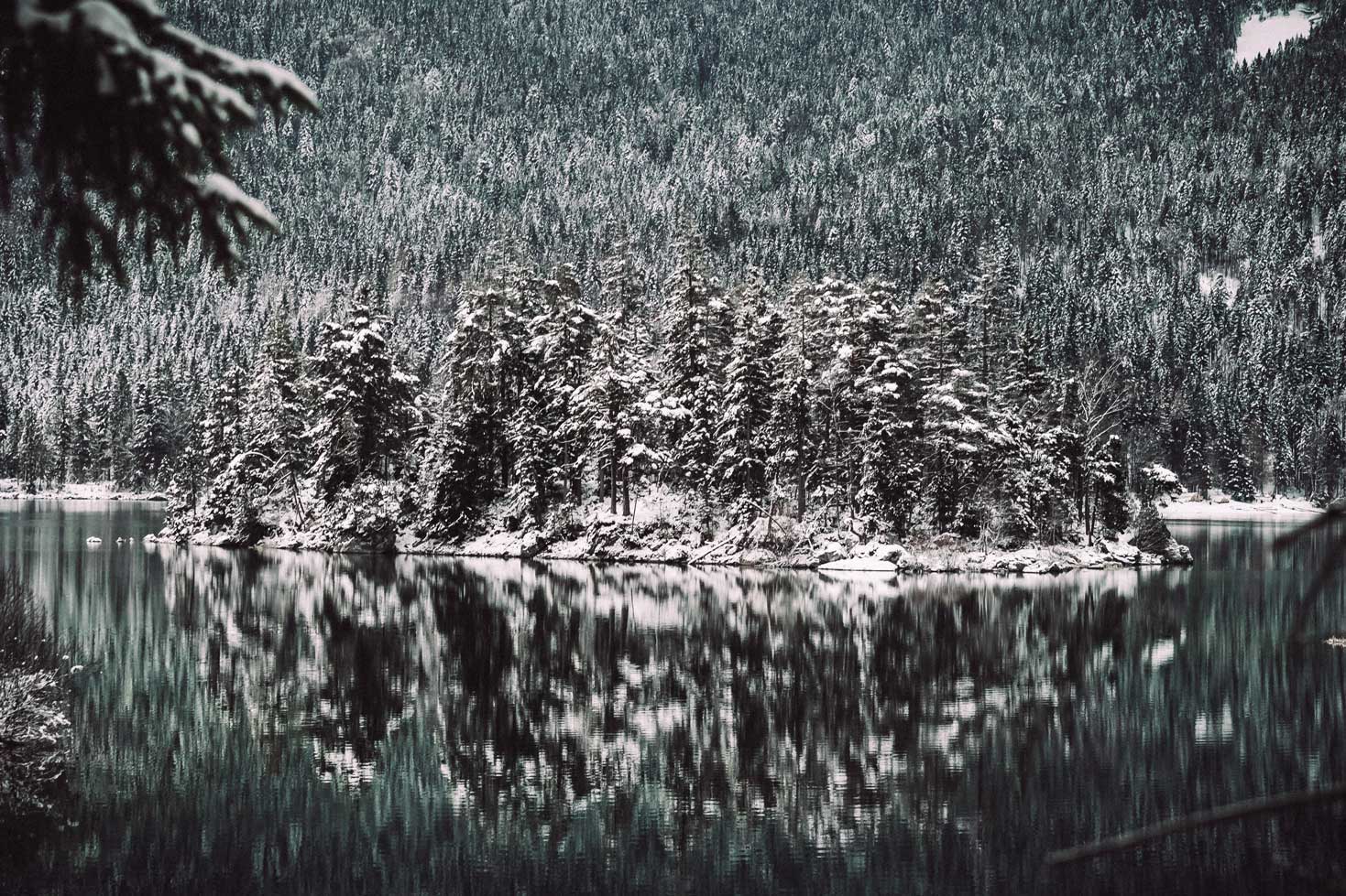 Der Blick über den Eibsee auf die schneebedeckte Sassensinsel.