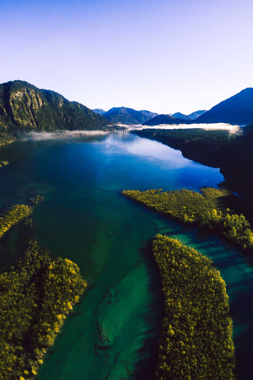 Der Blick über die in den Sylvensteinsee mündende Isar.