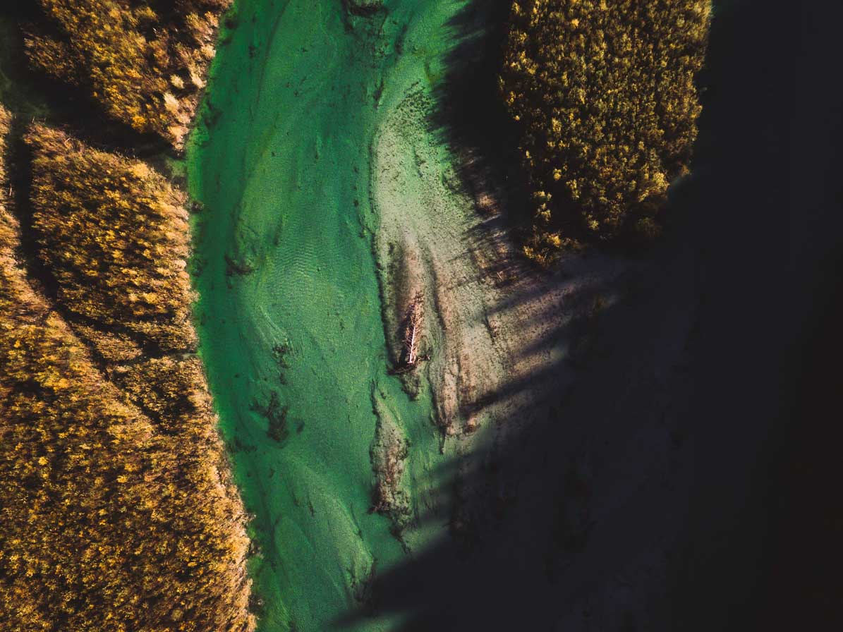 Blick mit der Drohne hinab auf die Isar.