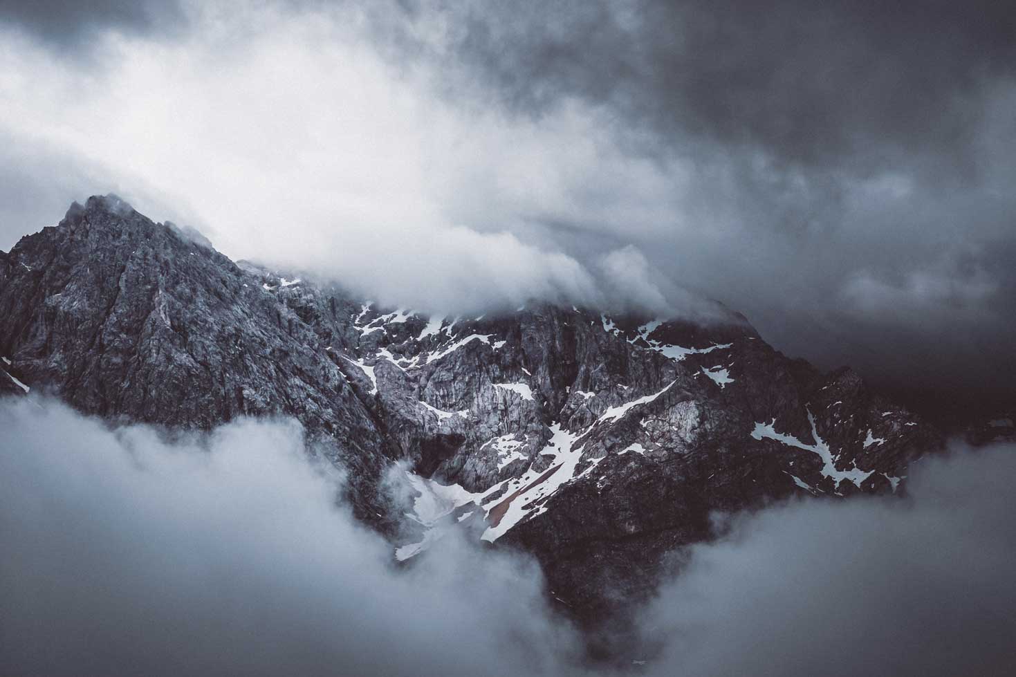 Der Gipfel der Zugspitze ist oft von dicken Wolken verdeckt.