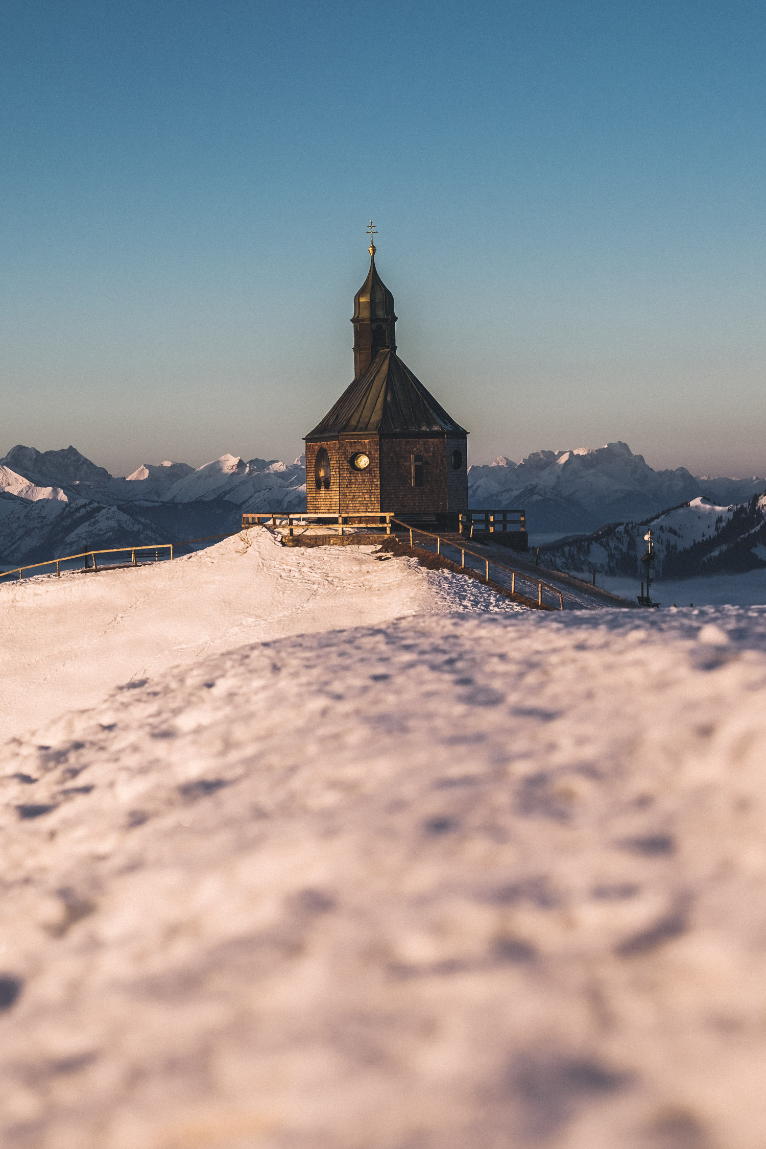 Die Kapelle am Wallberg wird in sanften Morgenlicht getaucht.