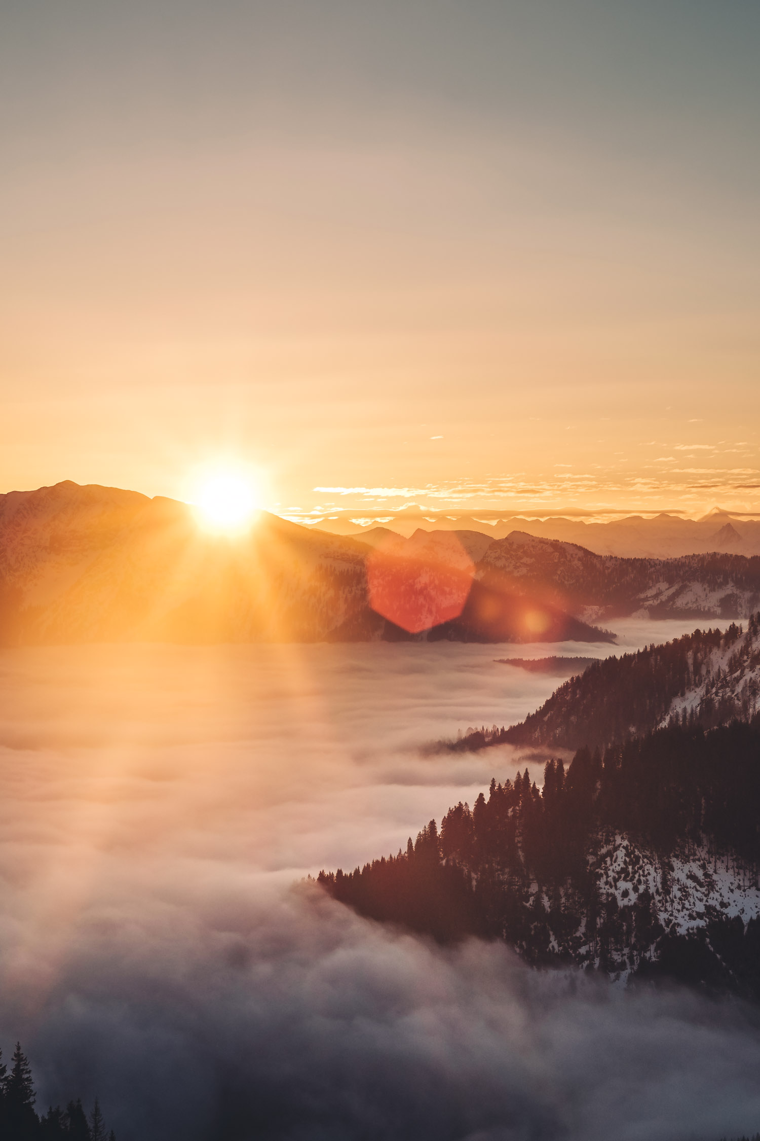 Die aufgehende Sonnen über den Bergen.