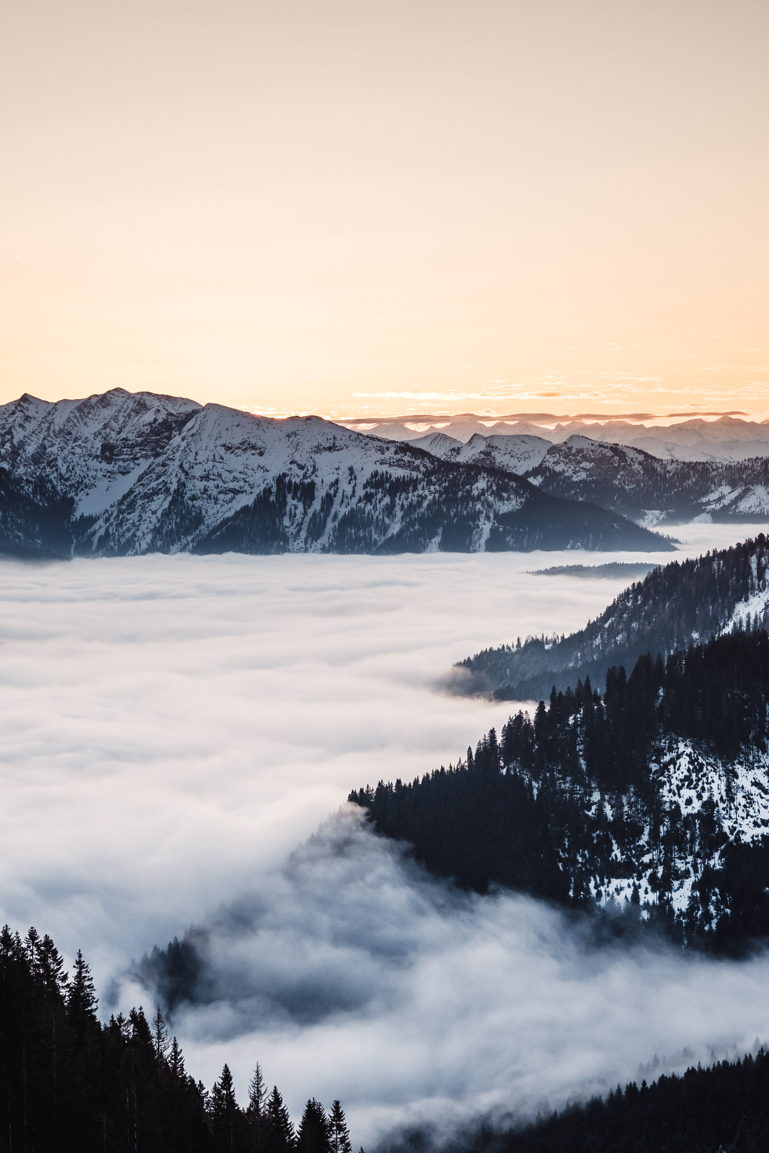 Der Himmel erstrahlt schon im warmen Licht der aufgehenden Sonne. In einigen Minuten ging sie über den Bergen auf.