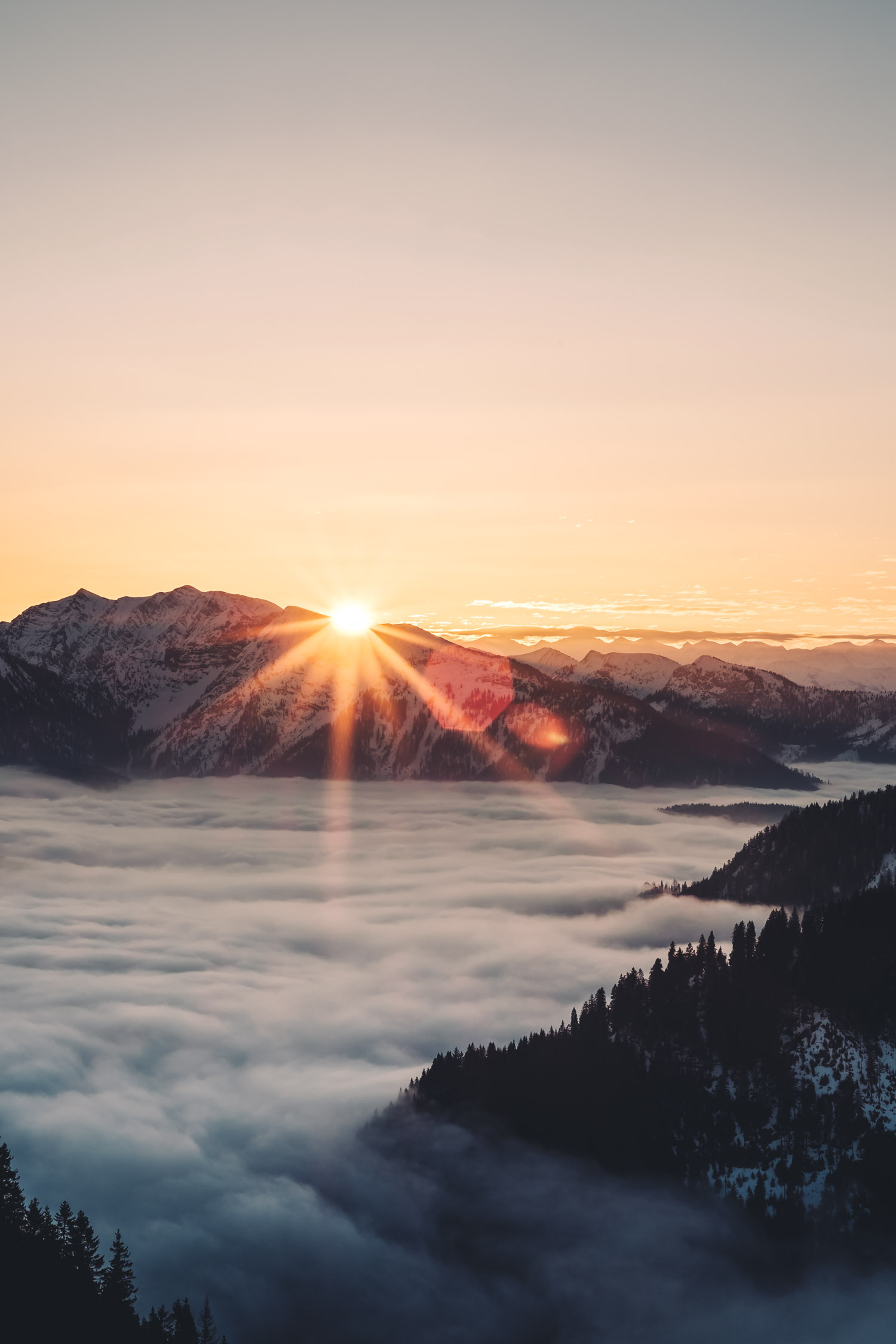 Die Sonne steigt über die Berge. Der Startschuss für eine unglaubliche Vielzahl an Motiven.