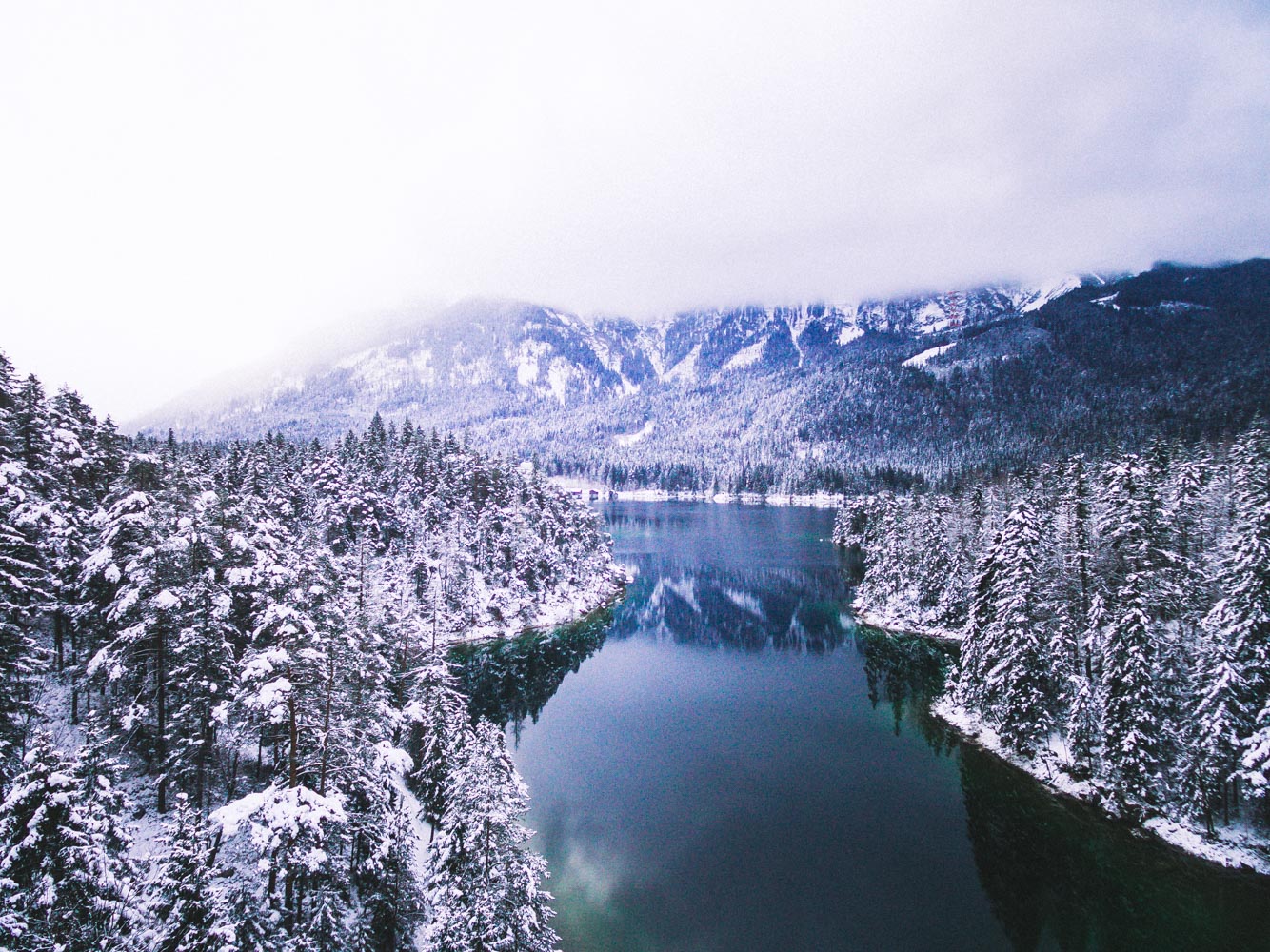 Der See lag zum Sonnenaufgang unter einer dicken Wolkendecke.